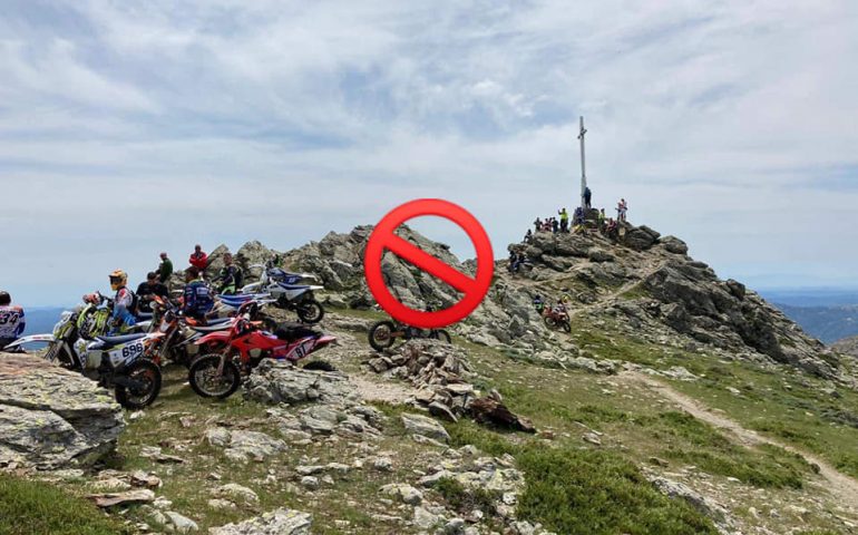Motociclisti sui sentieri per Punta La Marmora, il Sindaco Melis: «Un’ordinanza per vietare la stupidità»