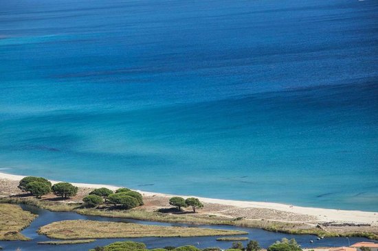 L’accesso alle spiagge è consentito ma niente bagno, la precisazione del Governatore Solinas