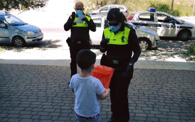 Nuoro, la polizia locale consegna materiale didattico ai bimbi della città