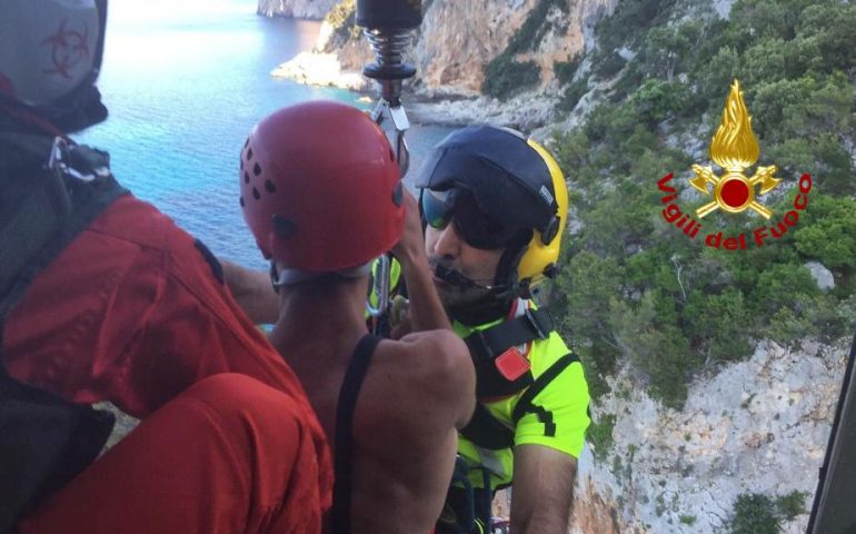 (VIDEO) Cala Goloritzé, rimane bloccato in una parete rocciosa: 22enne tratto in salvo dai Vigili del fuoco