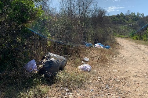 Cartoline di inciviltà da Tortolì. Una strada nei pressi del Golfetto ridotta a discarica