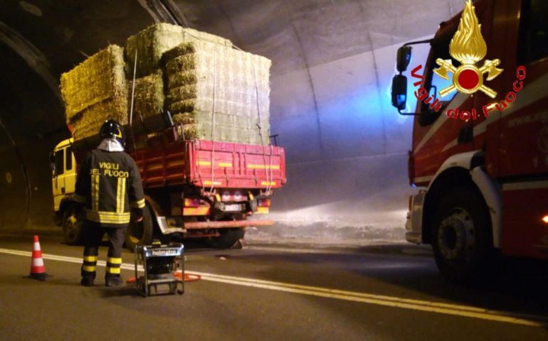 Nuoro, autocarro bloccato in galleria. Intervengono i Vigili del Fuoco