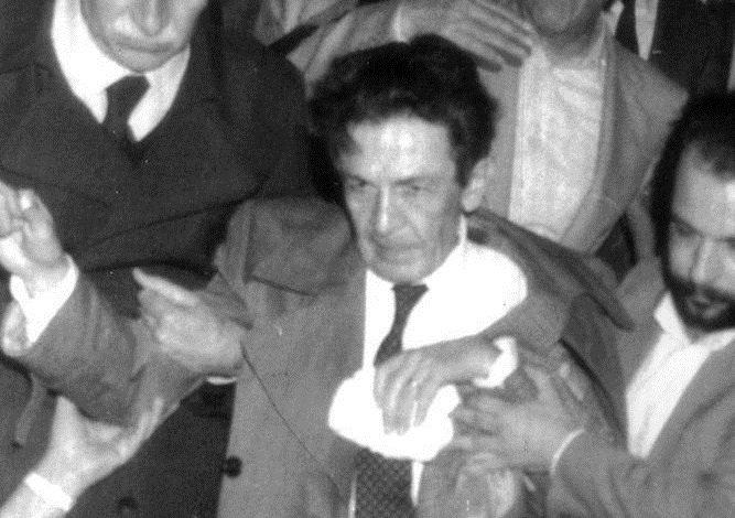 7 giugno 1984 Berlinguer viene colpito da un ictus durante un comizio. Pochi giorni dopo, la morte del grande politico