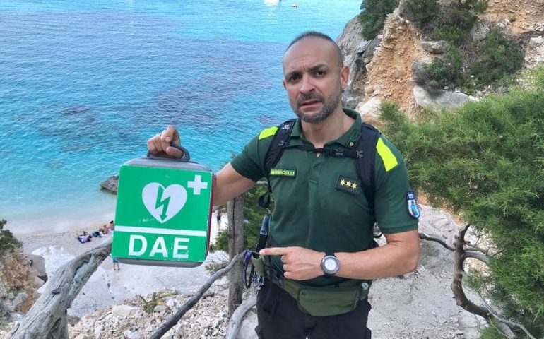 Cala Goloritzé, un dispositivo DAE nelle mani del Capitano Murru, Comandante dei Barracelli