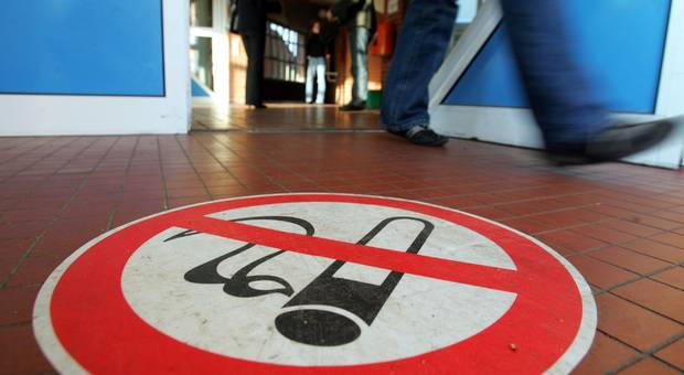 Sassari: vietato fumare nelle aree pubbliche. Niente sigarette in coda per negozi, fermate bus, parchi