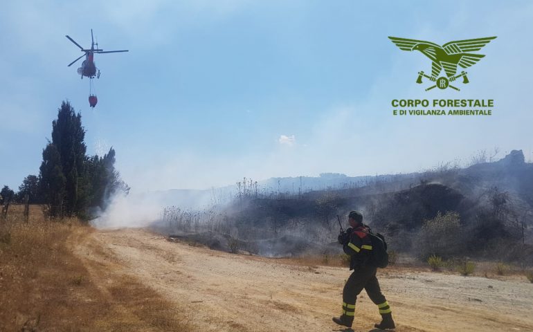 Incendio nelle campagne di Bosa, interviene l’elicottero del Corpo Forestale