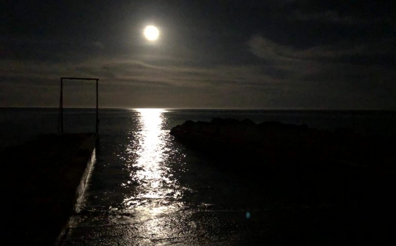 Le foto dei lettori. Guarda che luna, guarda che mare