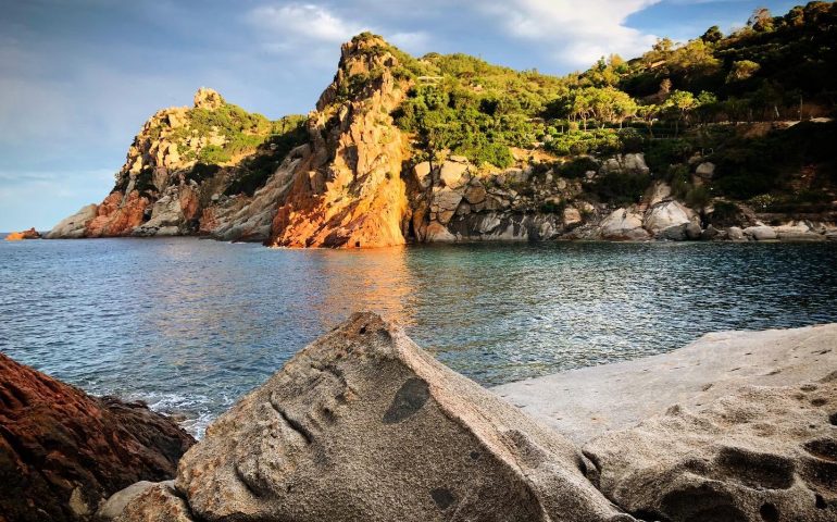 Le foto dei lettori. Gli spettacolari colori di Arbatax nello scatto di Beatrice Foddis