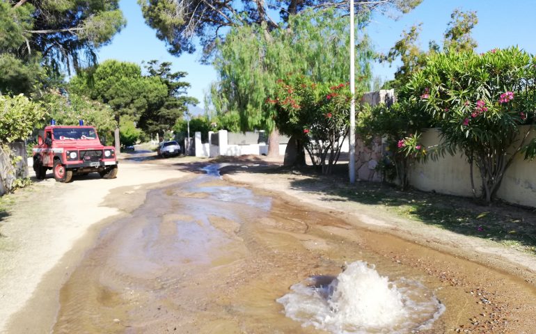 Tortolì: enorme perdita d’acqua e pianta pericolante: due interventi per i Vigili del fuoco