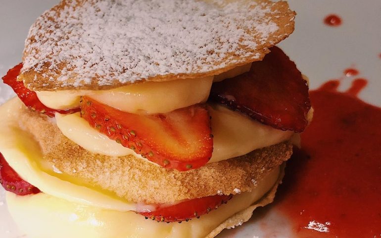 La ricetta dell’esperto. La millefoglie con pane carasau e fragole di Paolo Solinas