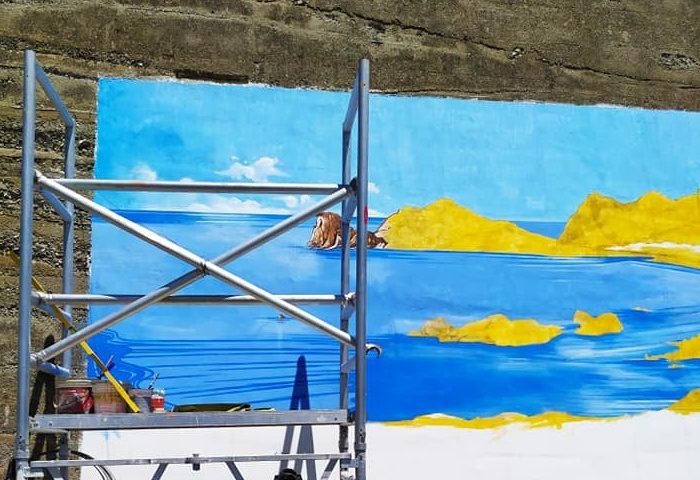 A Gairo, proseguono i lavori dell’artista Antonio Aregoni al murale cittadino