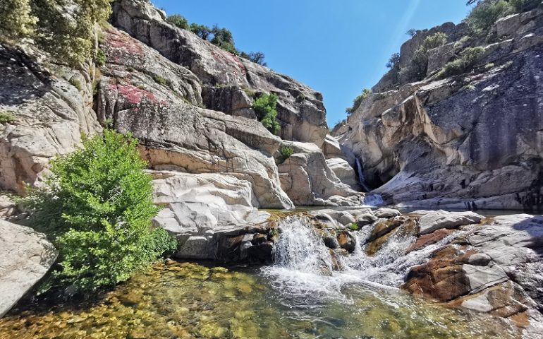 (FOTO) La bellezza delle cascate di Bau Mela in due scatti spettacolari