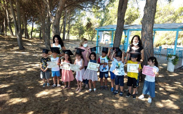 I bimbi dell’asilo di Girasole sono pronti alle scuole primarie: la (bellissima) foto con tocco e diploma