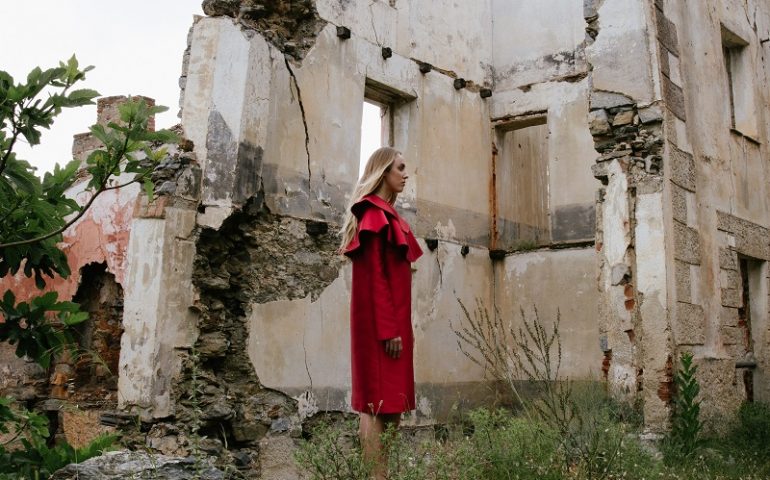 (FOTO) Gairo Vecchio come set fotografico. La solitudine come sentimento di rinascita e riflessione: l’idea di Veronica Contu e Claudia Corrias