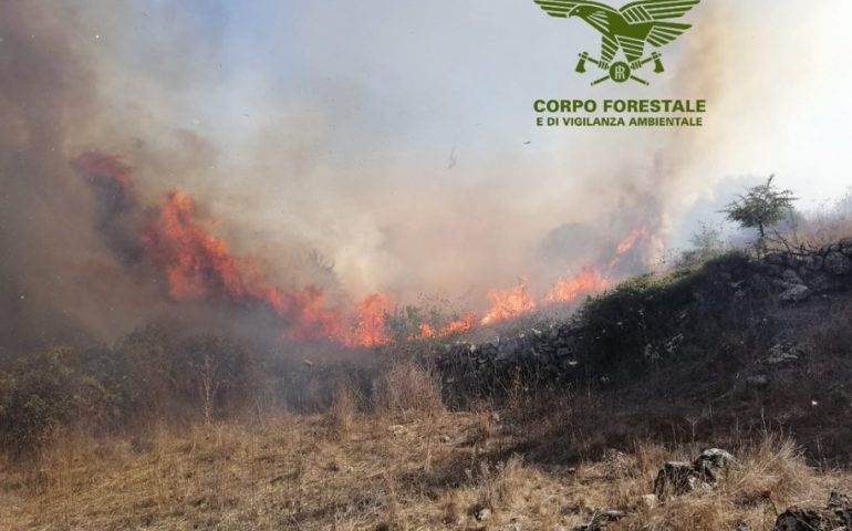 Ancora fiamme sull’Isola. Al lavoro un elicottero ad Arbus