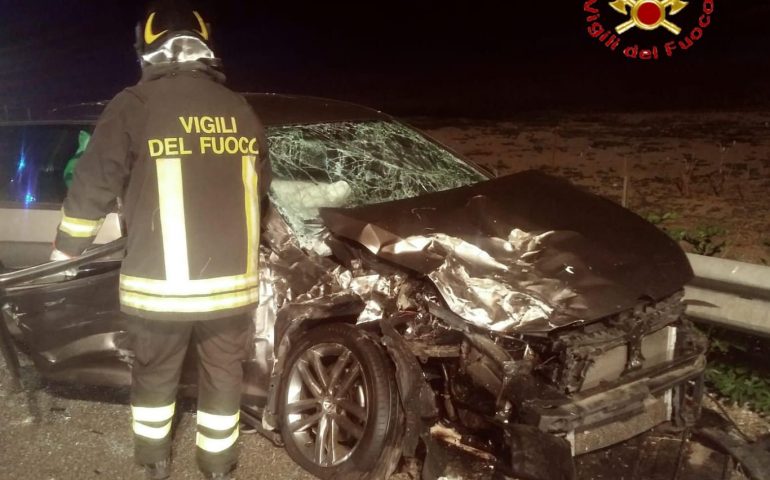 Orotelli, scontro frontale tra auto e furgone. Autista estratto dalle lamiere dai Vigili del Fuoco