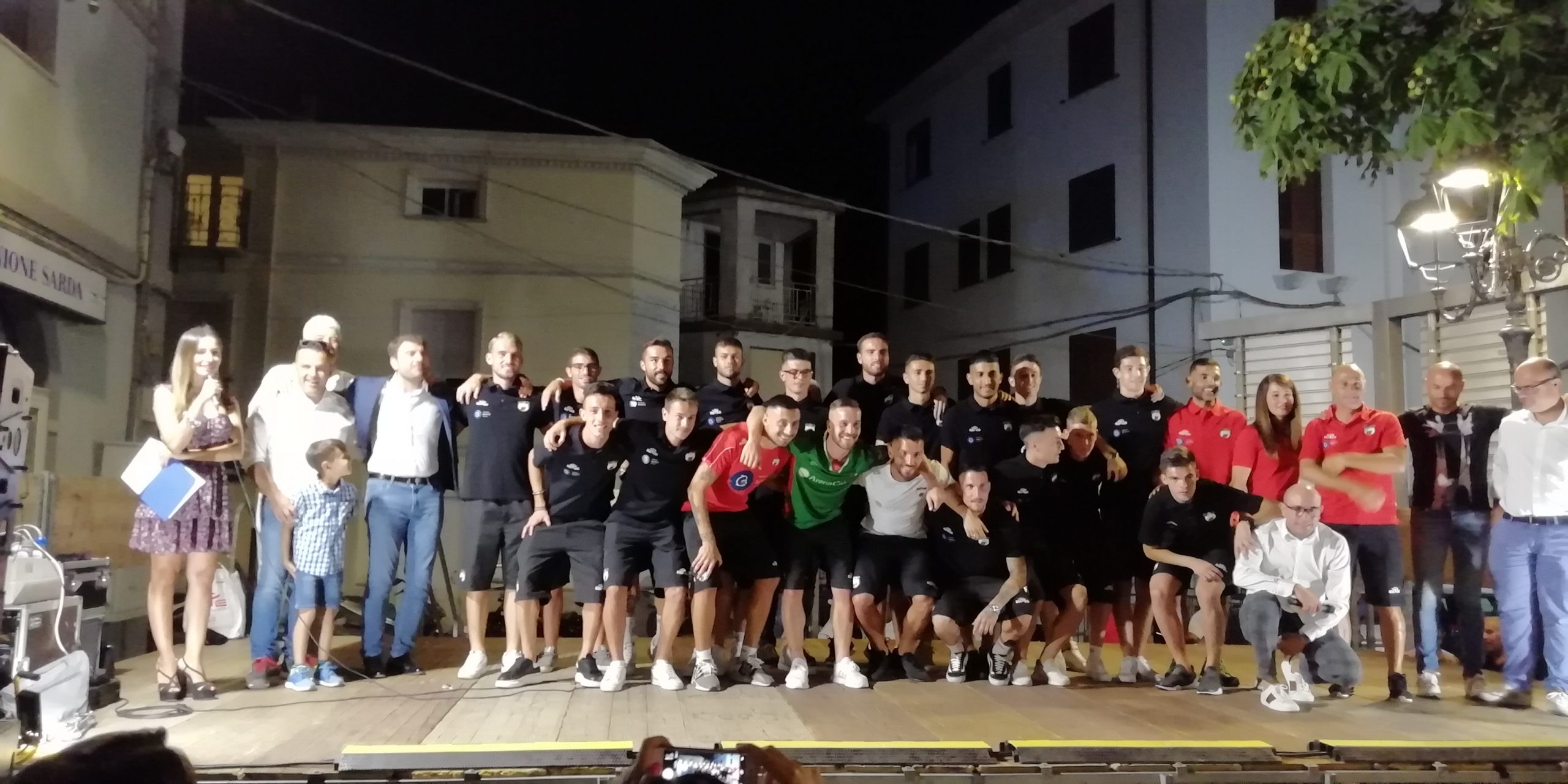 Aldo Gardini e la squadra del Lanusei Calcio, durante la presentazione della stagione '19/'20.