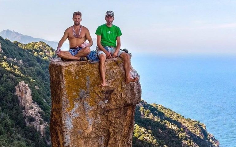 (FOTO) La spettacolare arrampicata dell’atleta estremo Niccolò Porcella nella falesia di Tertenia