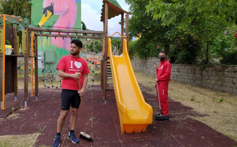 Parchetto Su Tauli, Lanusei: i ragazzi di Ogliastra InForma al lavoro con scope, rastrelli, zappe e sacchi