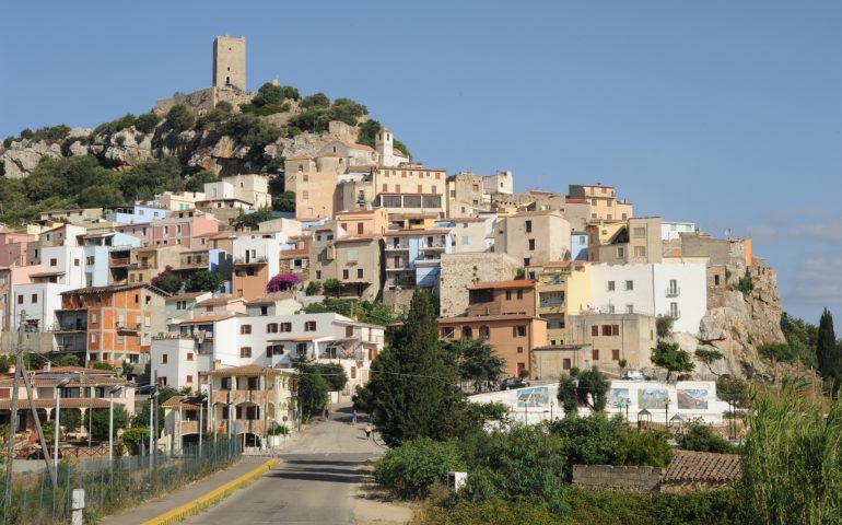 Posada, cospargono la porta della Peschiera e danno fuoco. Il Sindaco: «Ragazzata»