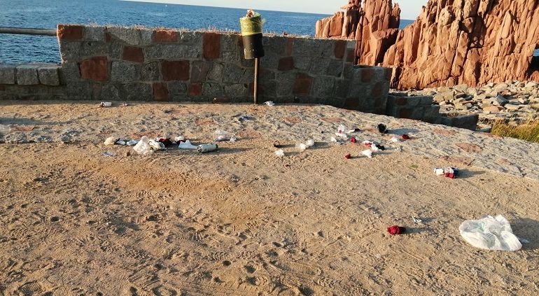 La bellezza delle Rocce Rosse rovinata dall’inciviltà di alcune persone