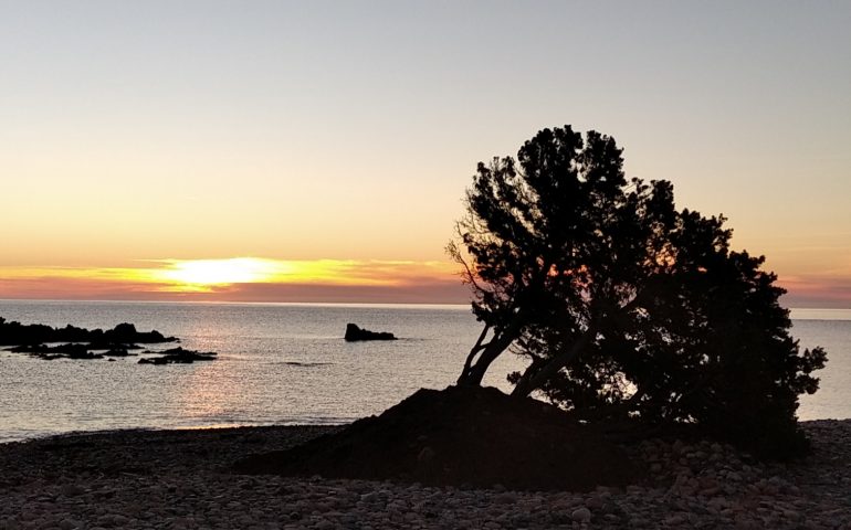 Le foto dei lettori. Il sole tramonta sulla spiaggetta di Cardedu nello scatto di Enzo Ferreri