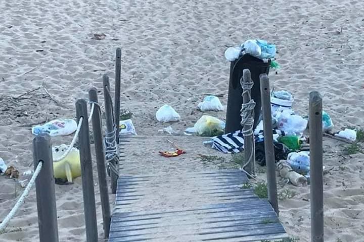 Benvenuti in spiaggia: dalle coste sarde, immagini di degrado e sporcizia
