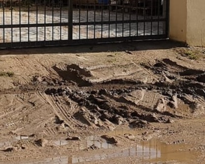 Tortolì, strada fangosa e senza illuminazione: la protesta dei residenti di Pirisceddas