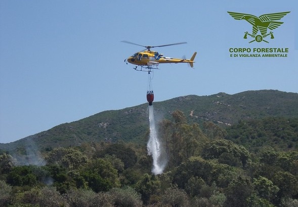 In fiamme le campagne di Nuoro, interviene l’elicottero antincendio