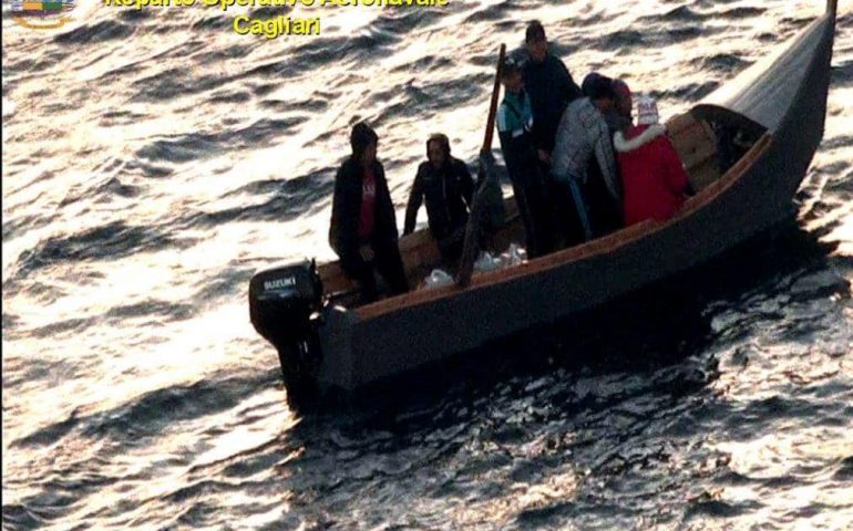 Sbarco di migranti nella notte: in 17 arrivano a Sant’Antioco. C’è anche bimba di 5 anni