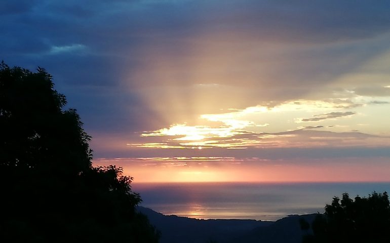 La foto: il buongiorno all’Ogliastra oggi viene da Arzana, una splendida alba