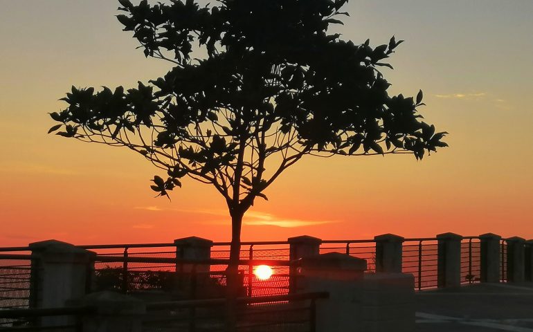 La foto dei nostri lettori: il sole sorge su Lanusei e regala una tavolozza di sfumature calde