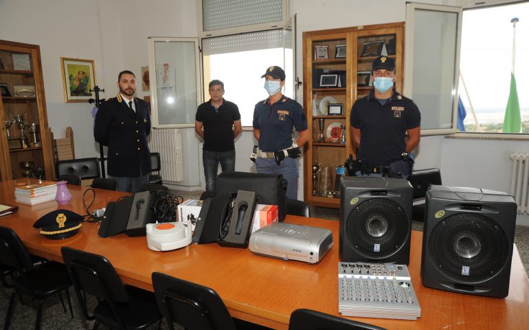 Bolotana: la Polizia restituisce alla scuola il materiale didattico rubato durante il lockdown