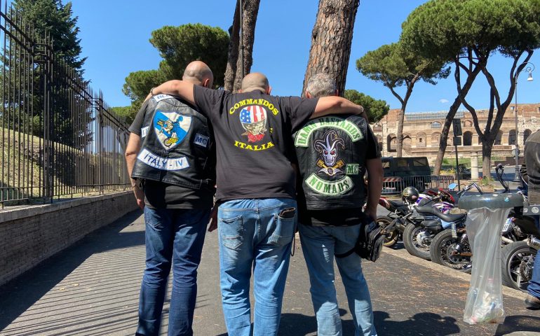 I Commandos sfilano per la Roma storica con altri gruppi