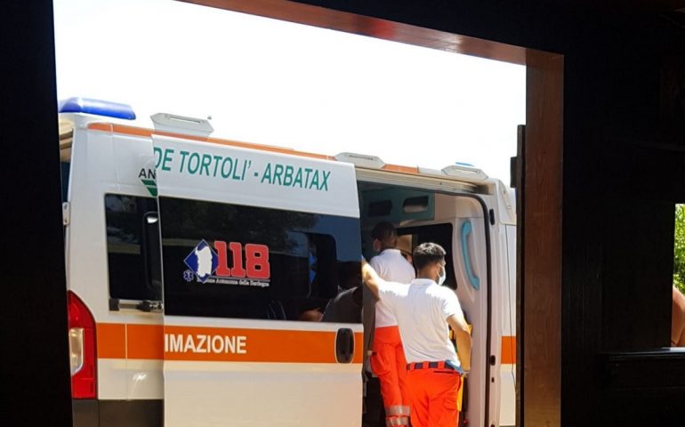 Spiaggia di San Gemiliano, 50enne si accascia a terra: trasportato in ospedale