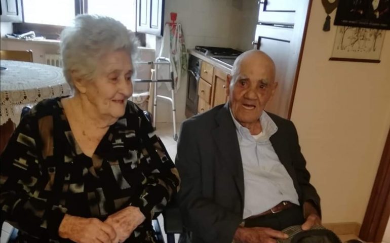 Ogliastra, regno della longevità: zia Giulia e zio Guido, 198 anni in due, chiacchierano tranquilli