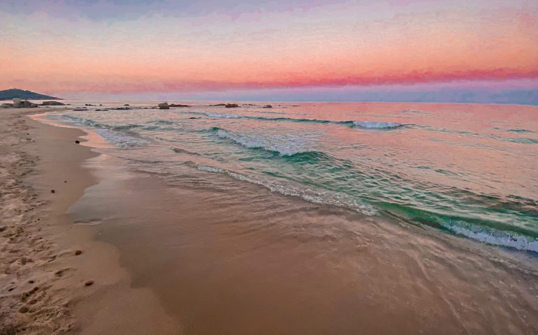 Le foto dei lettori. Mille sfumature di rosa al Lido di Orrì nello scatto di Elisa Cabras