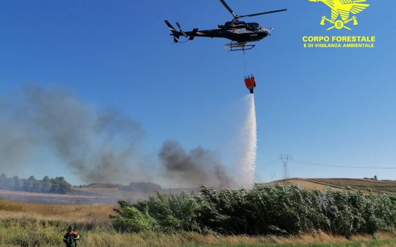 L’Isola in fiamme: elicottero in azione a Torpè