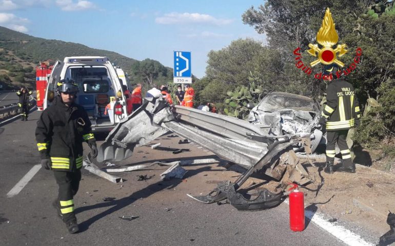 SS 131: auto perde il controllo e si ribalta. Due adulti e due bambini all’ospedale