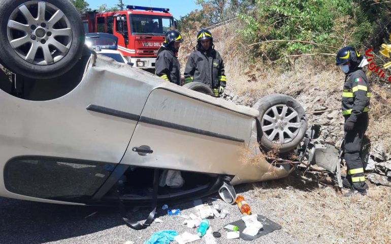 Gadoni, l’auto di una 50enne esce fuori strada ribaltandosi su sé stessa