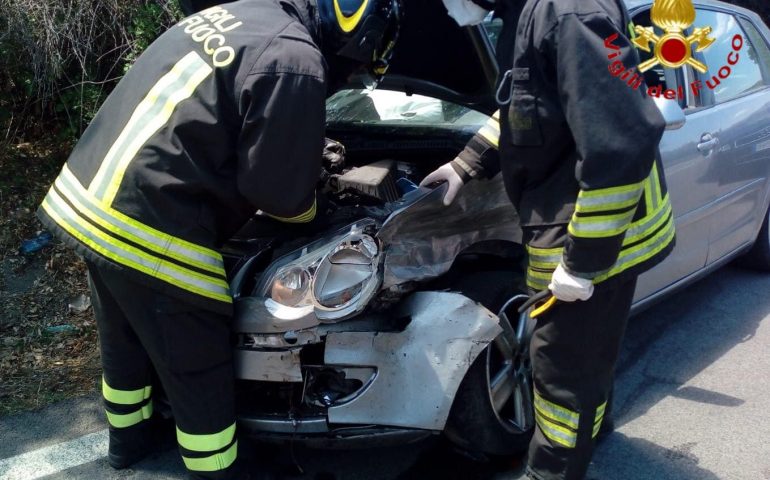 Nuoro, scontro frontale tra auto: due persone ferite, portate al San Francesco