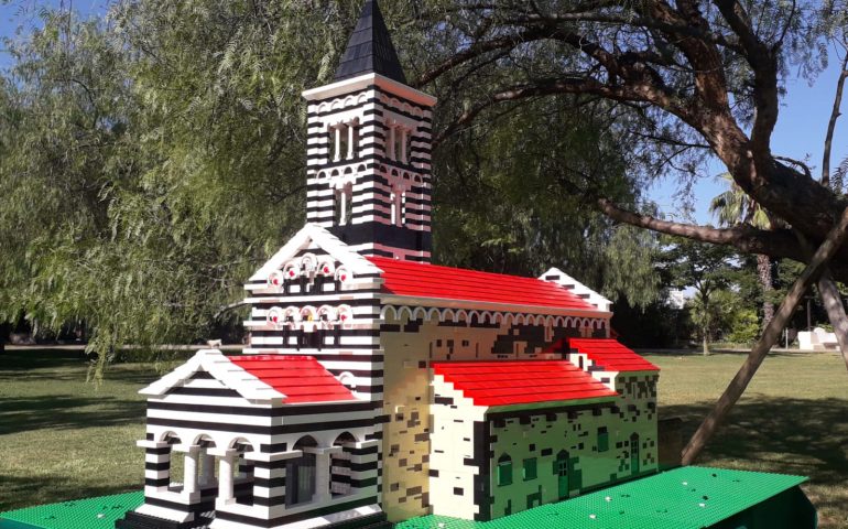 La Basilica di Saccargia coi mitici mattoncini: ecco l’ultima fatica di Mister Lego