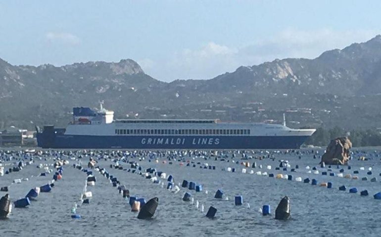 Olbia, nave cargo si incaglia in porto: si teme per gli allevamenti di cozze