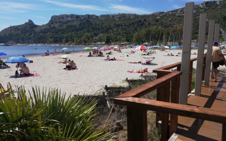 Cagliari, si denuda e compie atti osceni al Poetto: 49enne rischia il linciaggio in spiaggia
