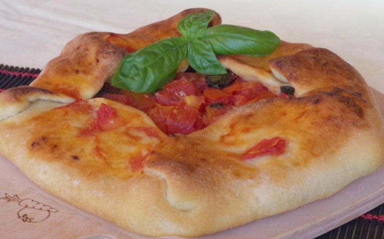 La ricetta Vistanet di oggi: sa pratzida, squisita focaccia al pomodoro sulcitana