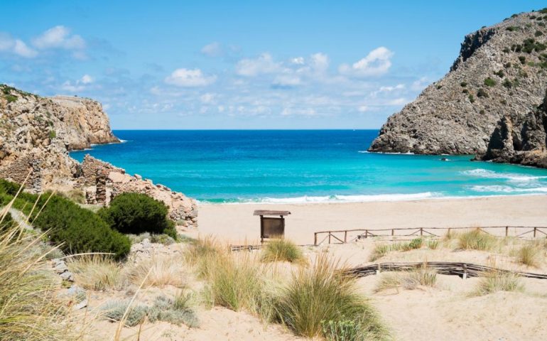 Le spiagge più belle della Sardegna. La bellezza di Cala Domestica, tra fondale basso e sabbia dorata