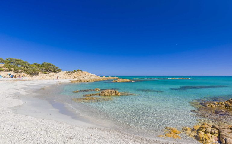Le spiagge più belle della Sardegna. Cala Liberotto, paradiso del Golfo di Orosei, tra acqua cristallina e fondale basso