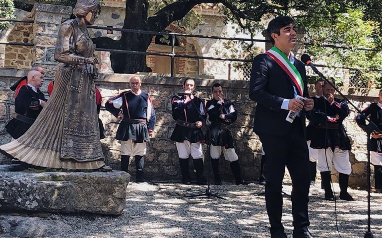 Il comitato Monte Ortobene dona a Nuoro una statua in bronzo di Grazia Deledda, orgoglio sardo