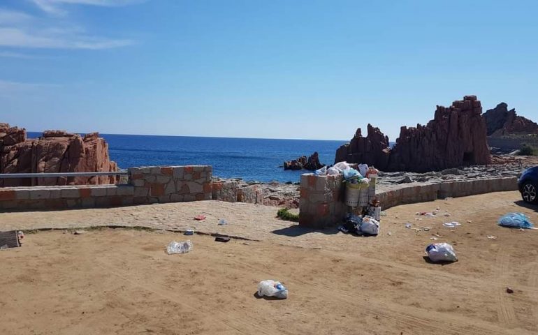 Cartoline di inciviltà dalle Rocce Rosse ad Arbatax: rifiuti sparsi nel piazzale