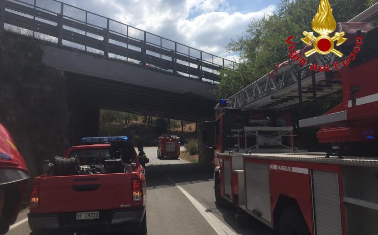 Nuoro, il Ponte per Prato Sardo danneggiato. Vigili del Fuoco al lavoro, traffico deviato